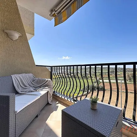 Seaside Retreat With Balcony Views In Marsaskala
