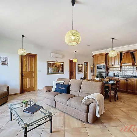 Seaside Retreat With Balcony Views In Marsaskala Il-Mahsel