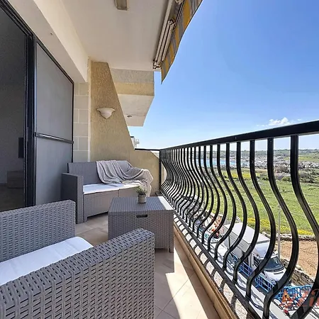 Seaside Retreat With Balcony Views In Marsaskala *