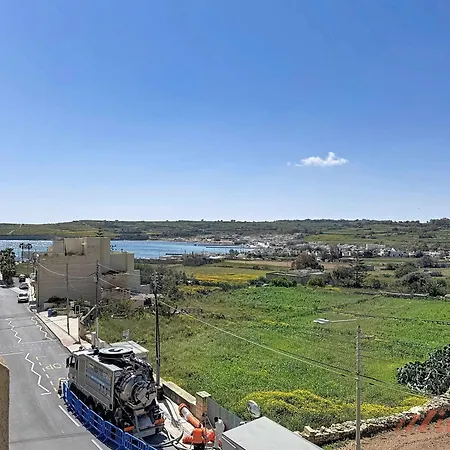 Seaside Retreat With Balcony Views In Marsaskala Il-Mahsel