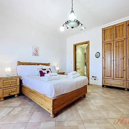 Seaside Retreat With Balcony Views In Marsaskala Lägenhet Il-Mahsel